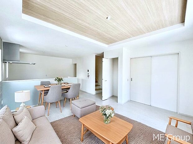 ご家族の賑やかな話し声で包まれる明るいリビング ※家具はCGです