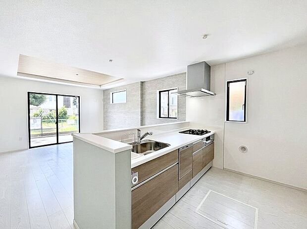 カウンター越しに楽しいおしゃべり。いつものお料理がもっと美味しくなりそうですね。