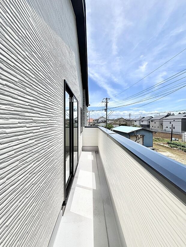 暖かな陽光が降り注ぐバルコニーはお洗濯におすすめ。爽やかな風も心地よいです。