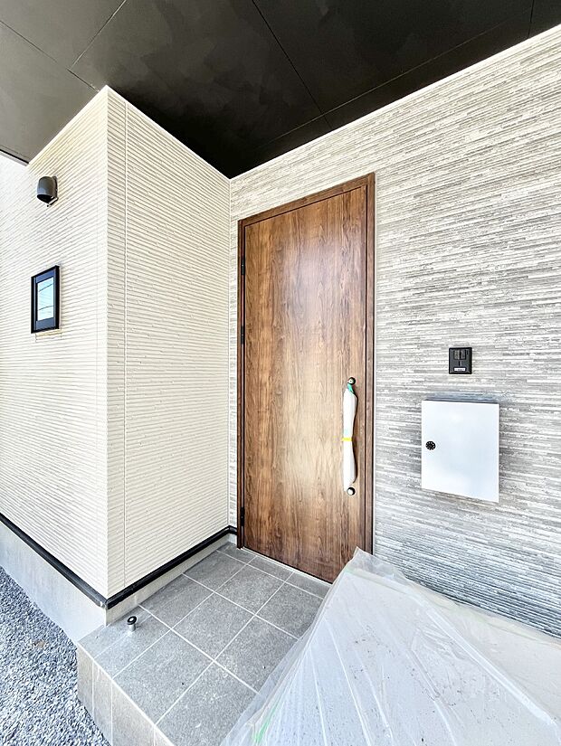 住まいの顔を演出する、玄関ドア。