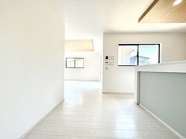 明るい陽光が注ぎ、寛ぎの雰囲気に満たされるリビング・ダイニング。