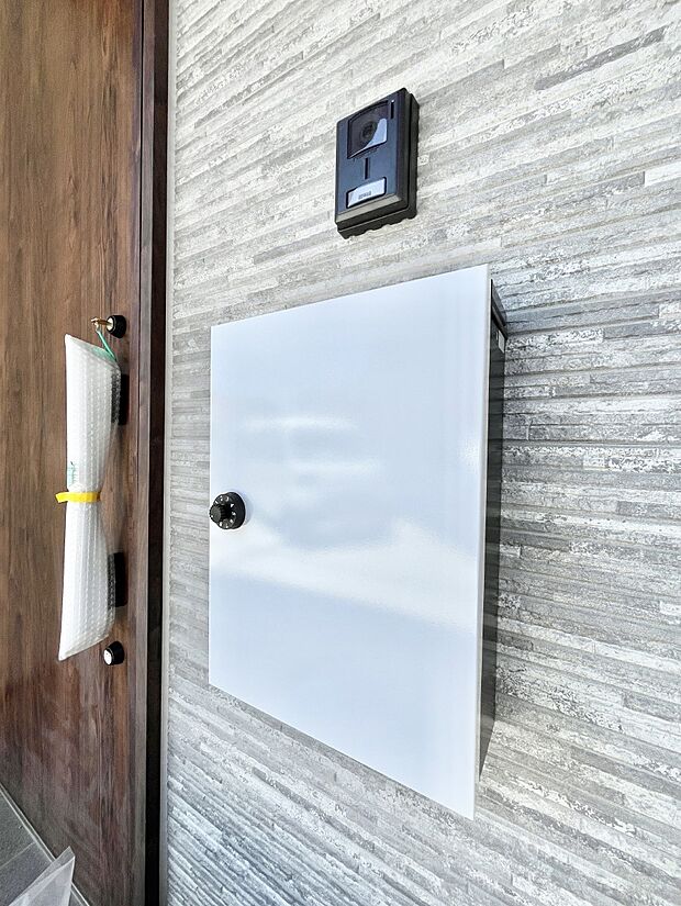 シンプルデザインのポスト。