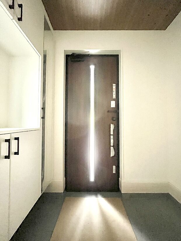明るい玄関はお客様をお出迎えするのにぴったりです！ 