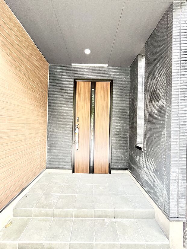 大切な家族、来客を出迎える玄関。