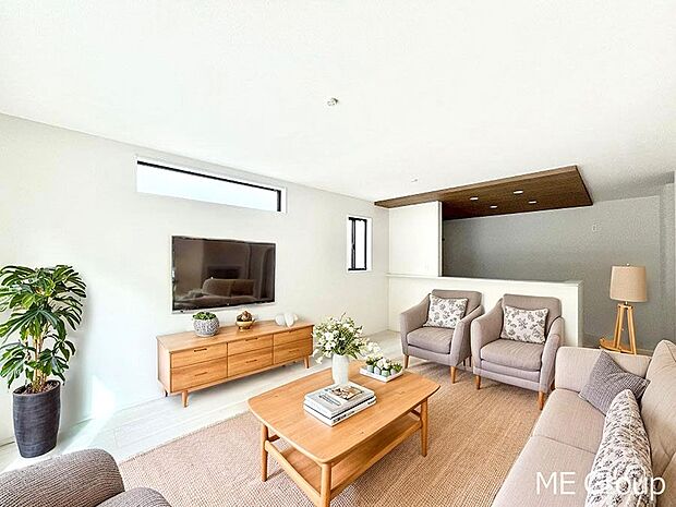 ご家族の賑やかな話し声で包まれる明るいリビング  ※家具はCGです