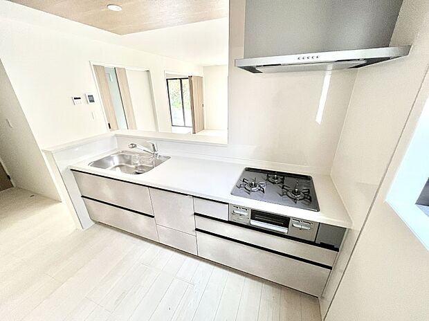 料理をしながらでもご家族との会話を楽しめる対面キッチン