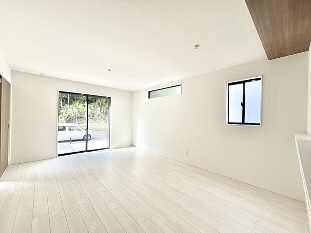 大きな窓からたっぷりの陽光と風を感じられるリビング  