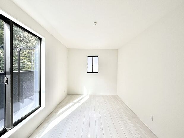 バルコニーが開放感をプラスしてくれる洋室  