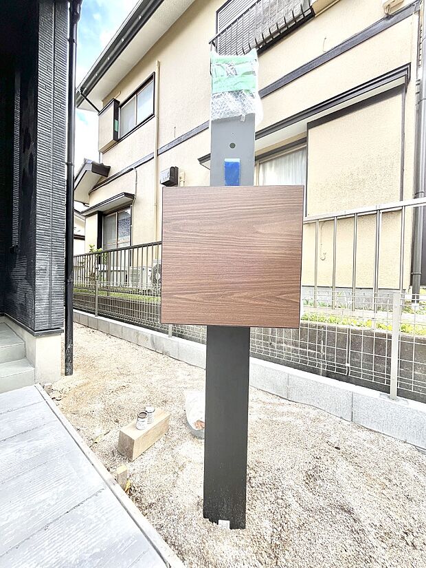 シンプルデザインのポスト。