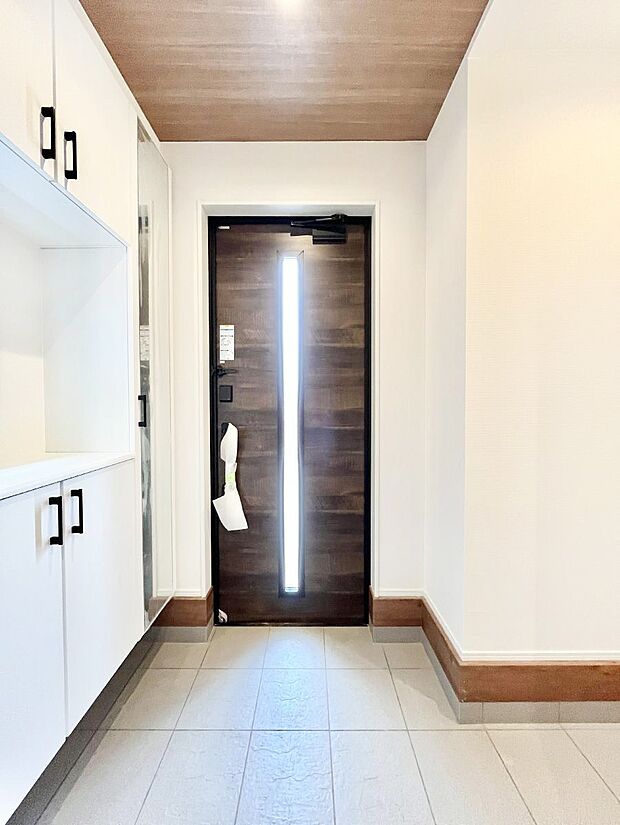 明るい陽光が入り込む玄関。ご家族の靴もスッキリ収納できる玄関収納付き！