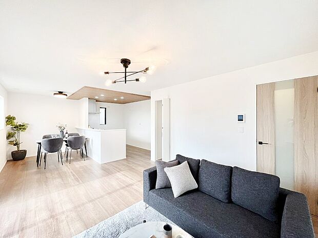 ナチュラルテイストの優しく柔らかい色使いのフローリングが素敵なリビングですね。