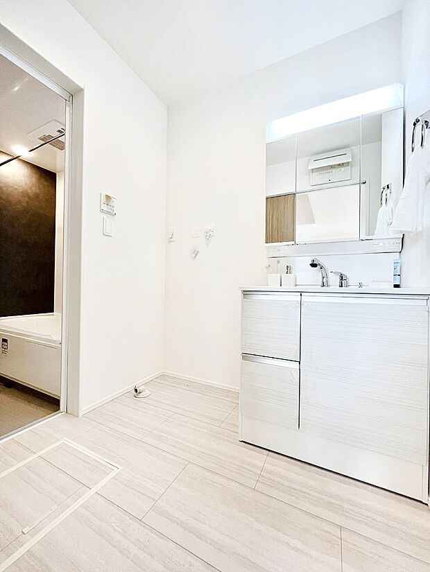 清潔感ある洗面化粧室で朝の身支度も快適