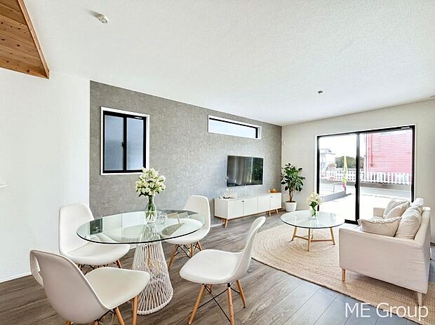 ご家族の賑やかな話し声で包まれる明るいリビング  ※家具はCGです