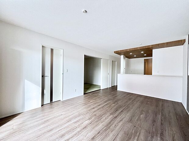 大きな窓からたっぷりの陽光と風を感じられるリビング