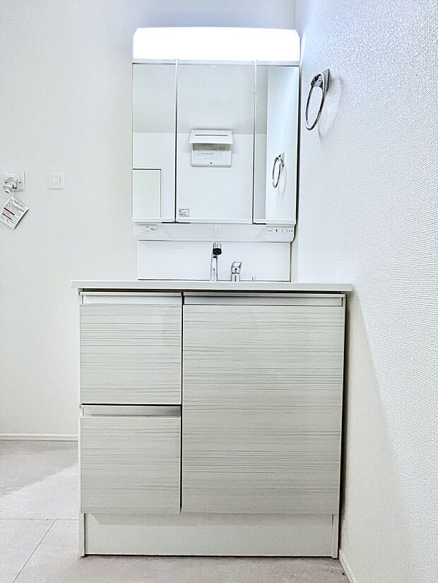 大きく見やすい三面鏡で清潔感ある洗面台は、身だしなみチェックや肌のお手入れにおすすめです。 