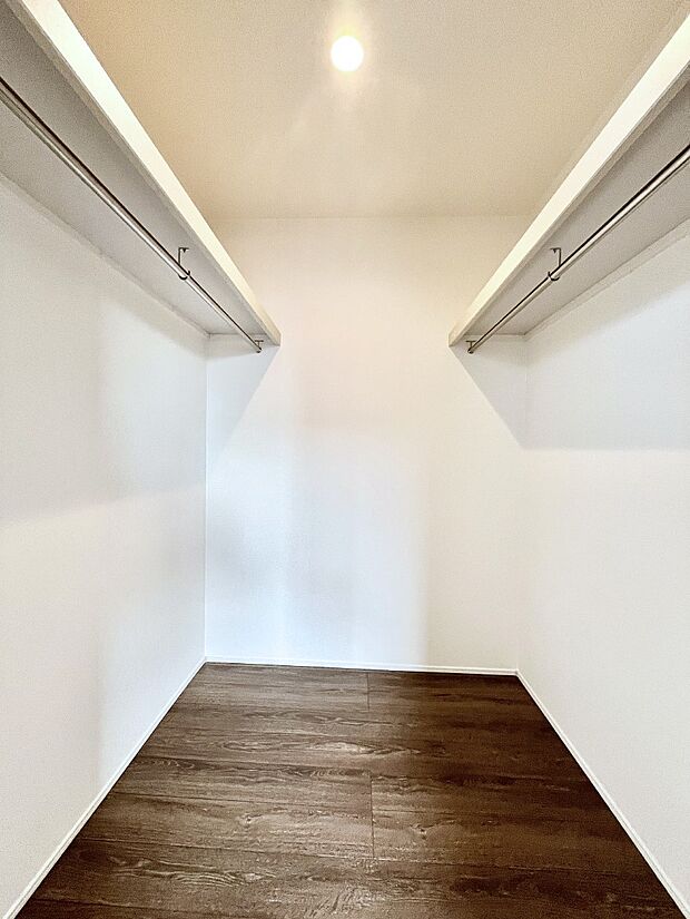 ウォークインクローゼット付きで生活空間を広く利用できます。