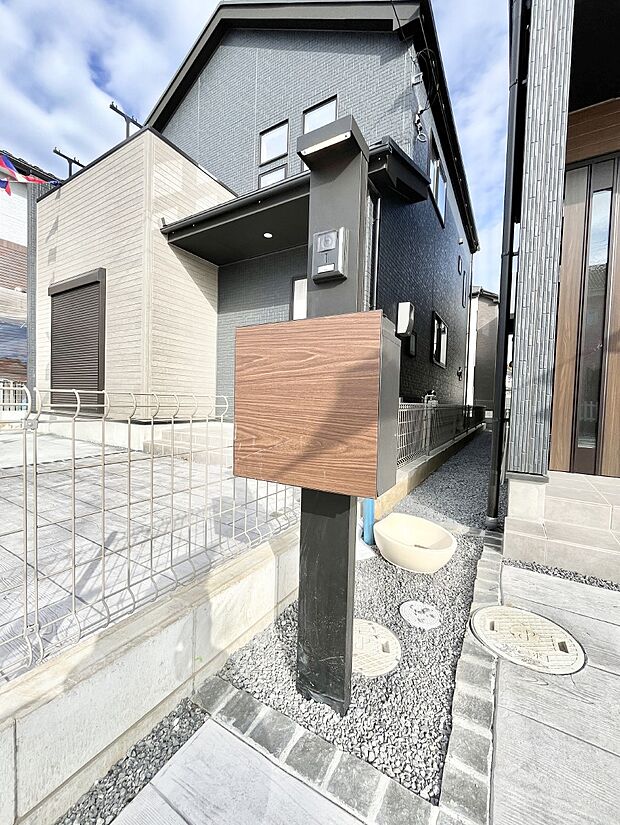 表札・インターホン・ポストをひとつに集約。エントランスになじむシンプルデザイン。