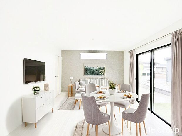 ご家族の賑やかな話し声で包まれる明るいリビング ※家具はCGです