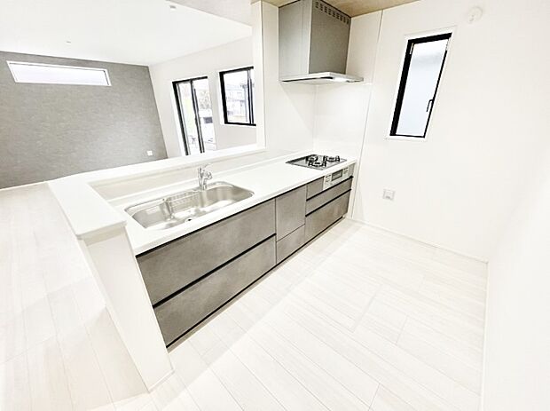 ご家族の会話弾む対面キッチン。お料理中のパパママもご家族と過ごす時間が増えそう!