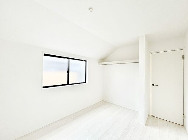 お子さまのお部屋としても!衣類の整理整頓に便利なクローゼット付きの洋室。