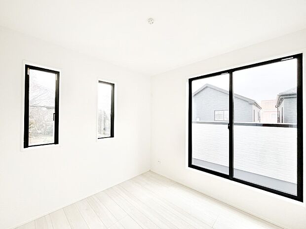 バルコニーが明るさと開放感を演出!朝スッキリと目覚められそうですね。