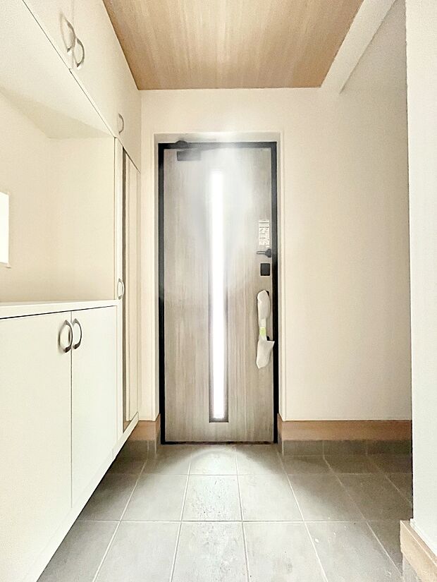 ガラススリットの入った玄関ドアが室内に光を届けてくれます