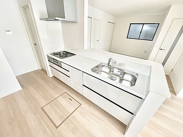 カウンター越しに楽しいおしゃべり。いつものお料理がもっと美味しくなりそうですね。