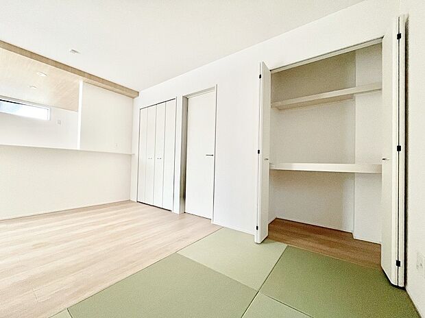 キッズスペースや休日のごろ寝スペースに！リビングに隣接したタタミコーナー。