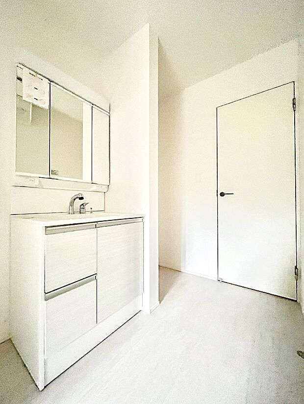 洗面所はゆとりのあるスペースで、身支度や入浴後のスキンケアも心に余裕をもってできそうです。