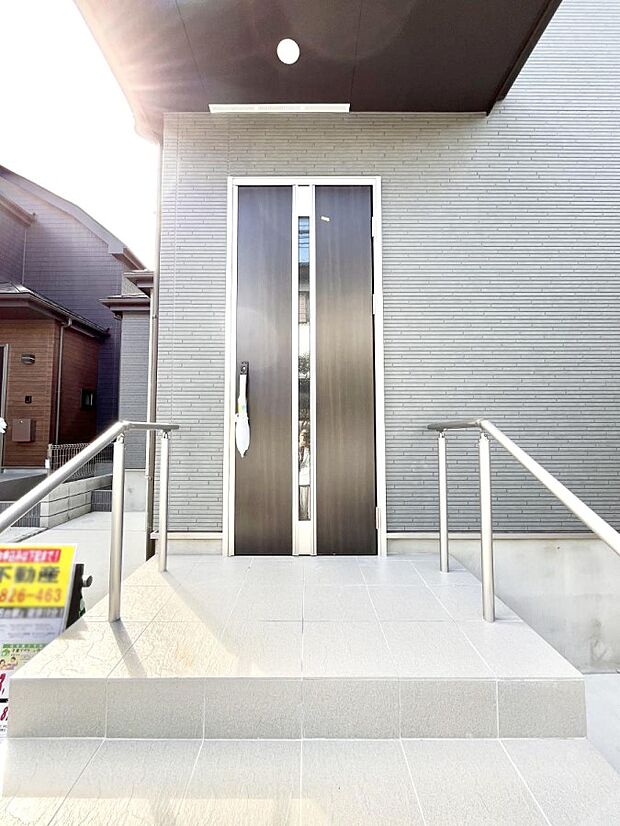 玄関前は雨が降っても濡れにくい屋根付き