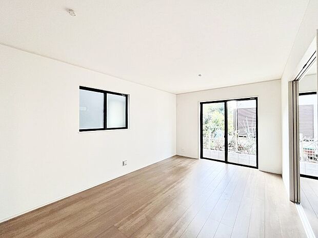 大きな窓からたっぷりの陽光と風を感じられるリビング