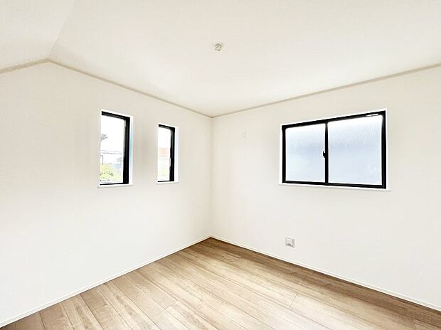 窓からのやさしい光が心地よいプライベートルーム