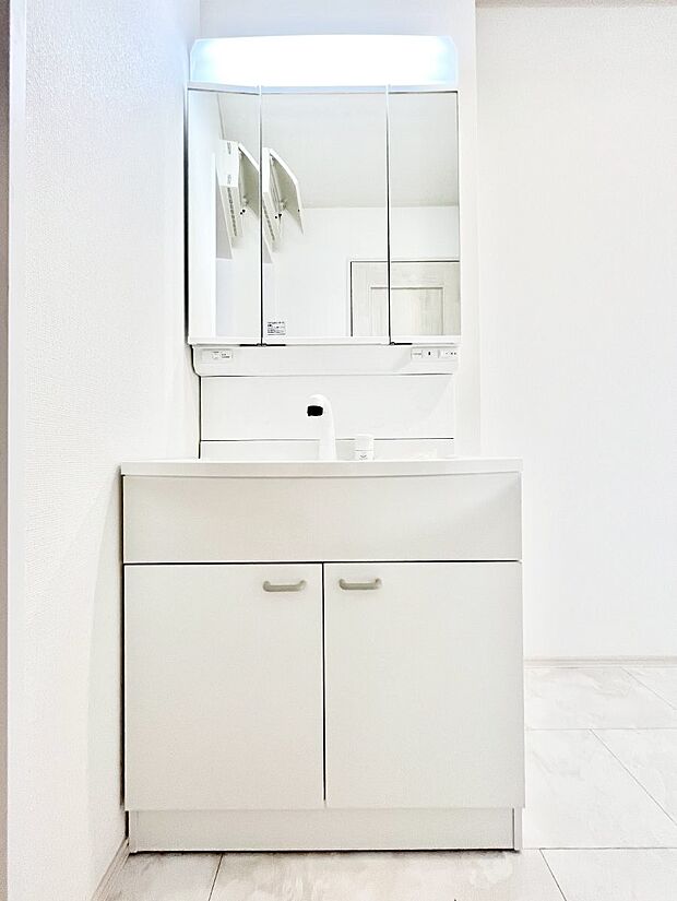 収納力と機能性に優れた洗面化粧台