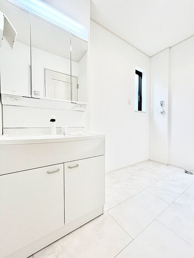 清潔感ある洗面化粧室で朝の身支度も快適