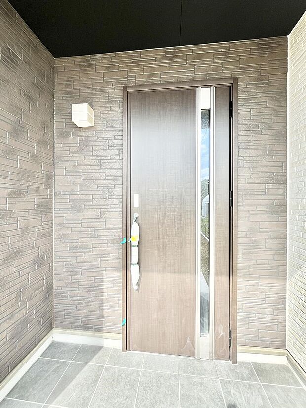 住まいの顔を演出する、玄関ドア。 