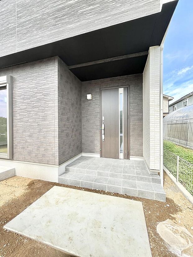 玄関前は雨が降っても濡れにくい屋根付き