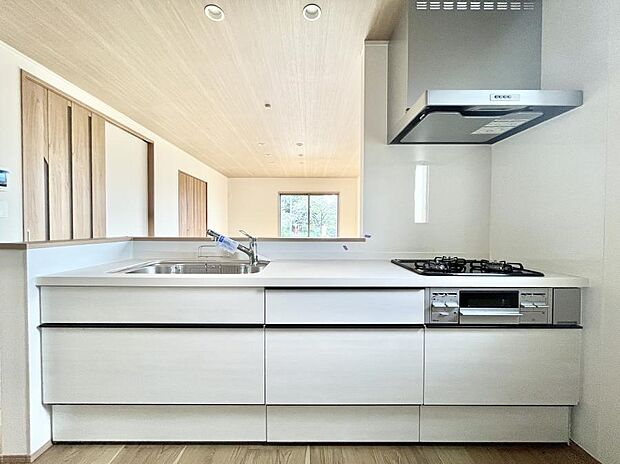 リビングを見渡せる人気のカウンターキッチン。 家族を見守りながら家事をすることができます。