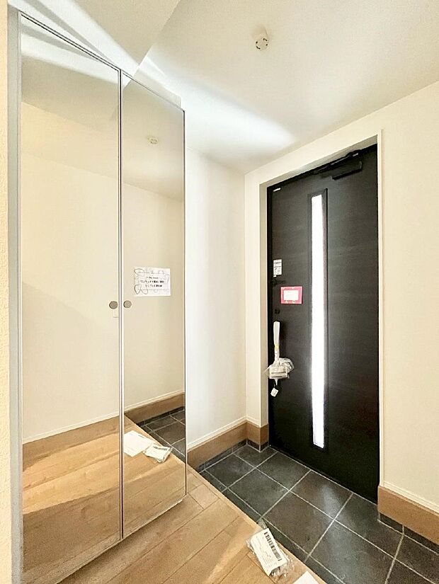 ミラー付きシューズボックスはお出かけ前の身だしなみチェックに便利
