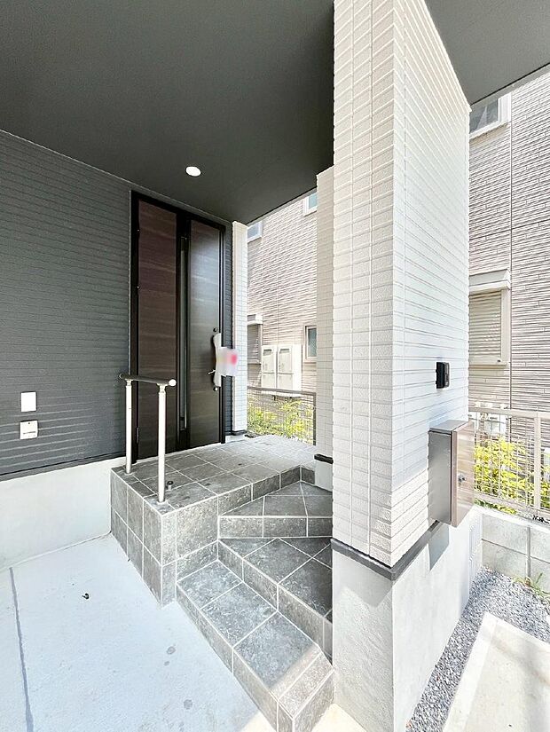 大切な家族、来客を出迎える玄関。玄関前は屋根付きで雨が降っていても濡れにくいです。 