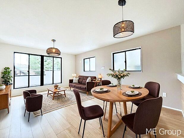 プライバシーも守れる2階リビングは明るく開放感たっぷり! ※家具はCGです