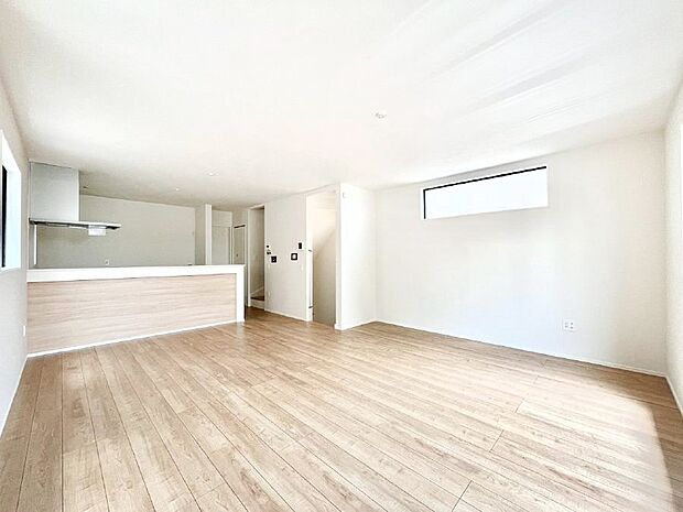 明るい2階リビング！外からの視線をシャットアウトして家族のプライバシーを守ります。