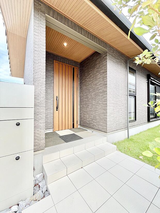 大切な家族、来客を出迎える玄関。