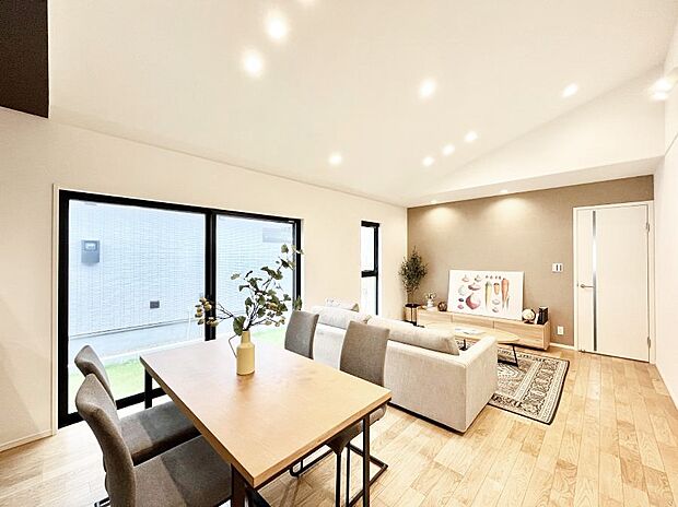 明るい陽光が注ぎ、寛ぎの雰囲気に満たされるリビング・ダイニング。   