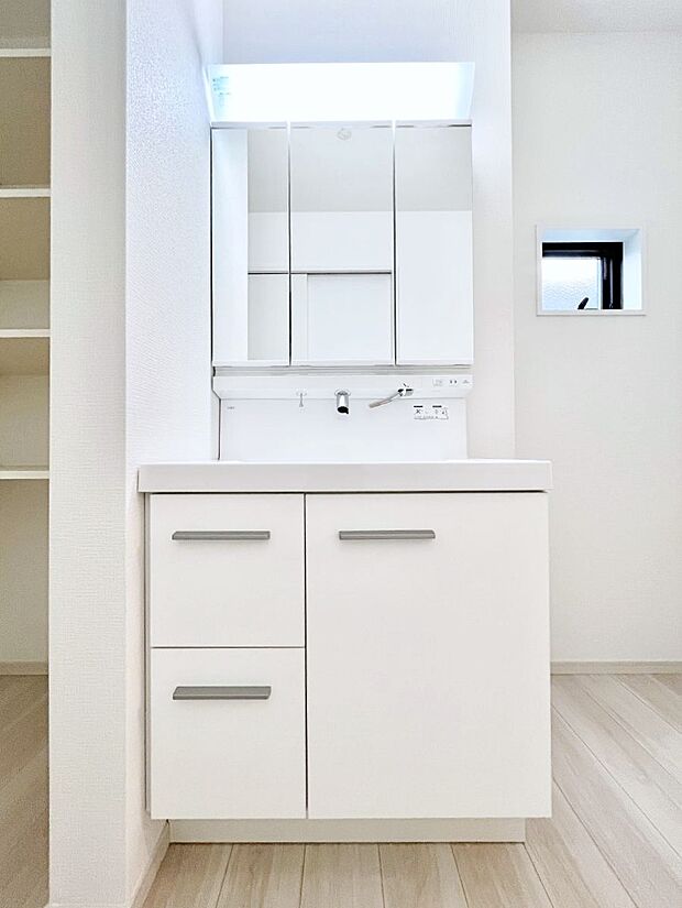 大きく見やすい三面鏡で清潔感ある洗面台は、身だしなみチェックや肌のお手入れにおすすめです。 