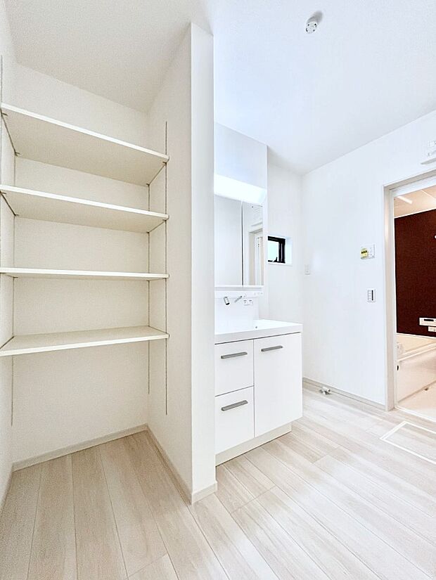 清潔感ある洗面化粧室で朝の身支度も快適