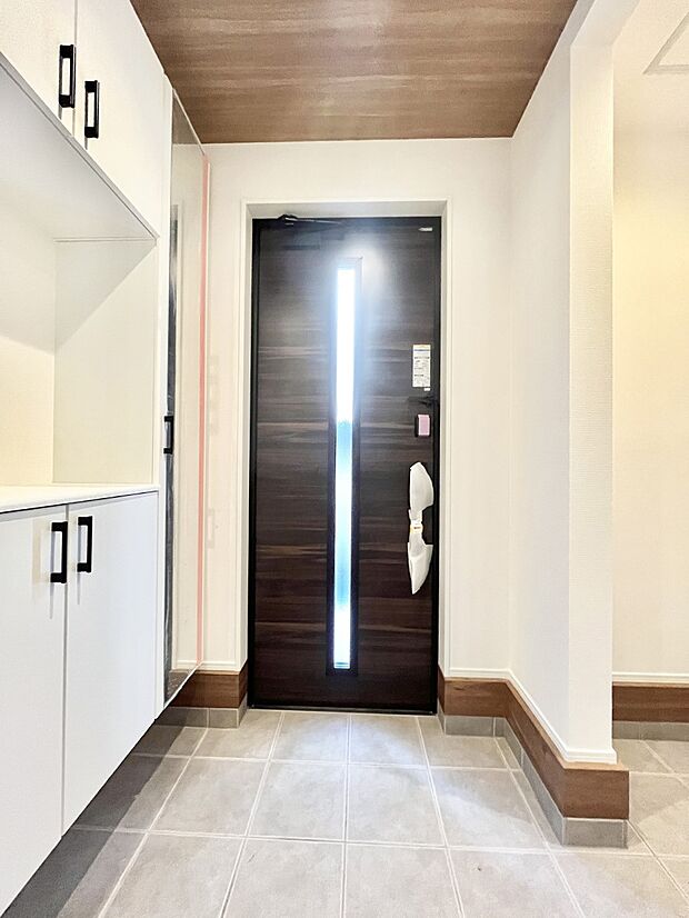 飾り棚を利用して、お越しいただくお客様をおもてなしできます。　