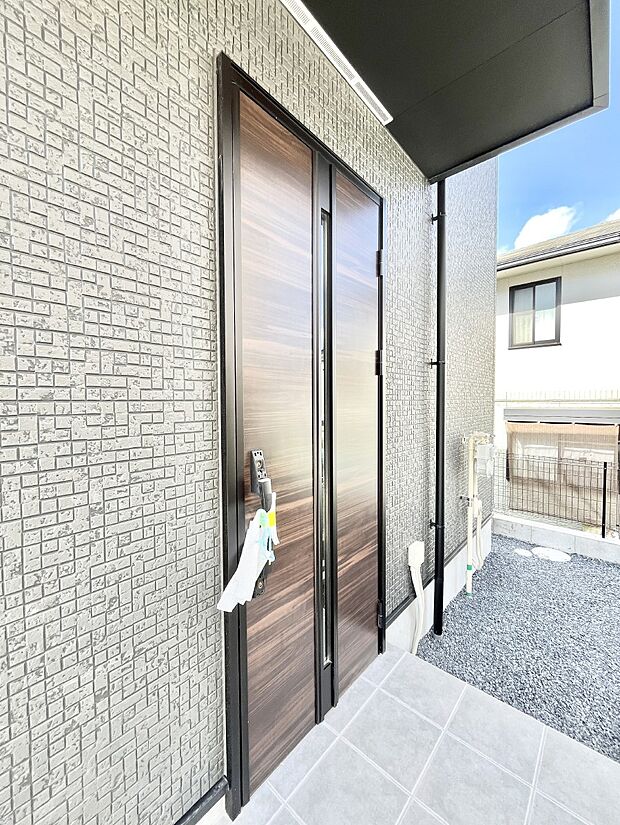 玄関前は雨が降っても濡れにくい屋根付き　