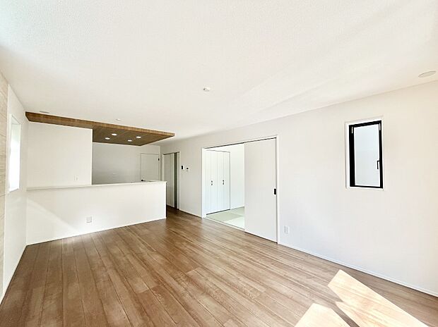 明るい陽光が注ぎ、寛ぎの雰囲気に満たされるリビング・ダイニング。 　