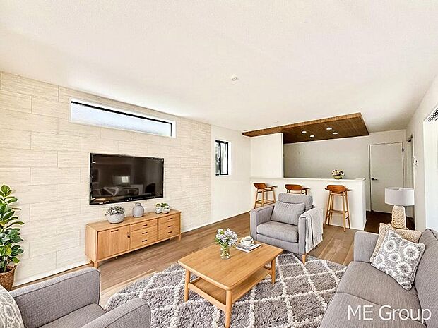 ご家族の賑やかな話し声で包まれる明るいリビング ※家具はCGです