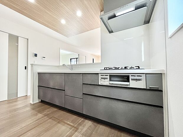 料理をしながらでもご家族との会話を楽しめる対面キッチン　